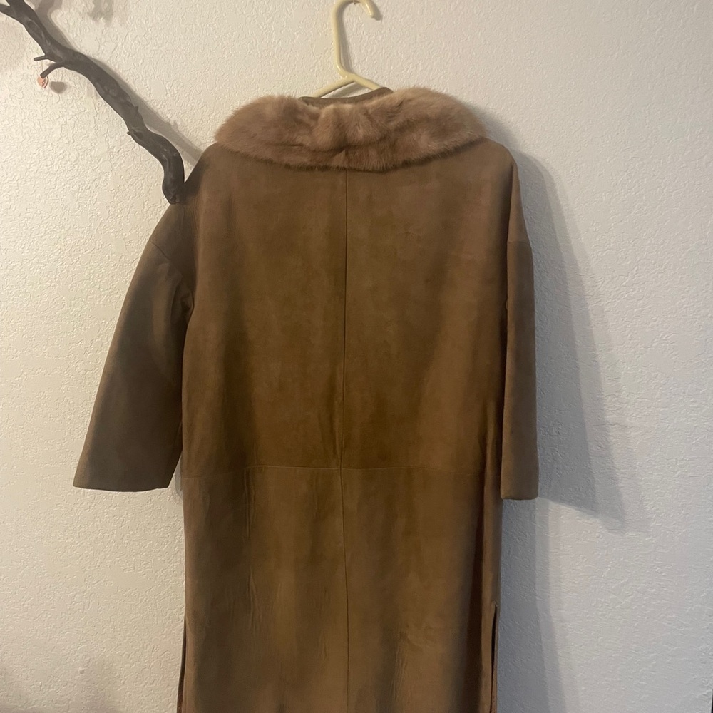 Elegant Tan Suede Coat with Faux Fur Collar - Picture 5 of 16